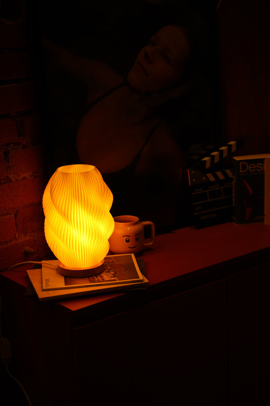 Dæmpbar bordlampe til stuen - sådan vælger du - Adero Home