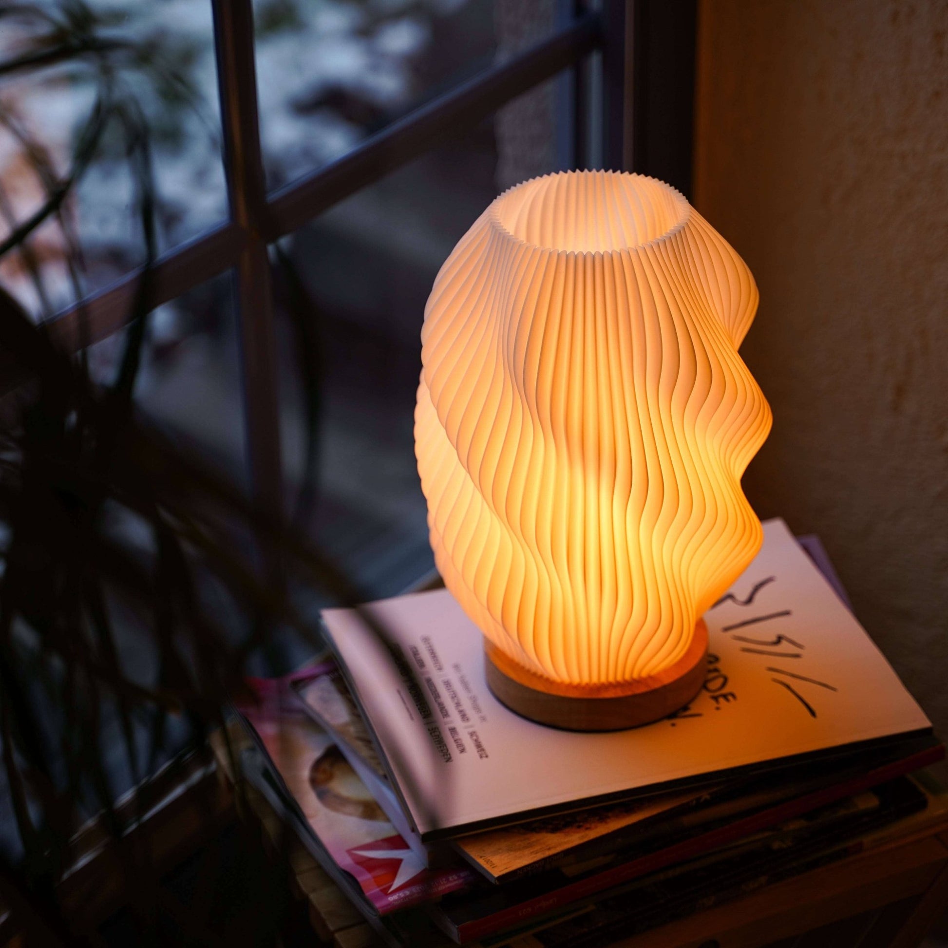 Vega - Dæmpbar bordlampe med organisk design - Adero Home