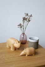 Dekorativ næsehorn træfigur i birketræ i naturlig indretning