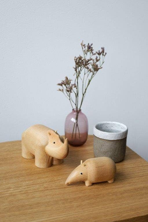 Dekorativ næsehorn træfigur i birketræ i naturlig indretning