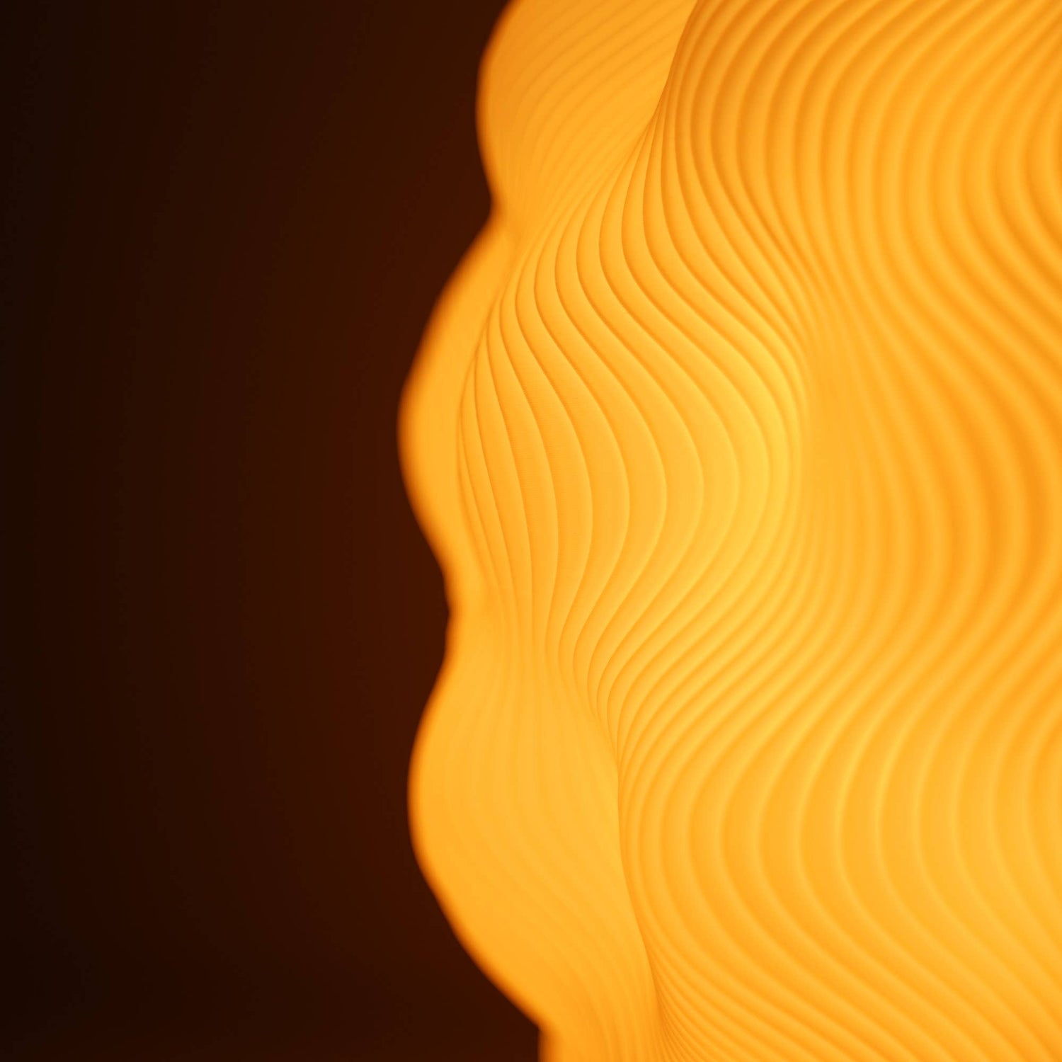 Lyra - Dæmpbar bordlampe med skulpturelt design - Adero Home