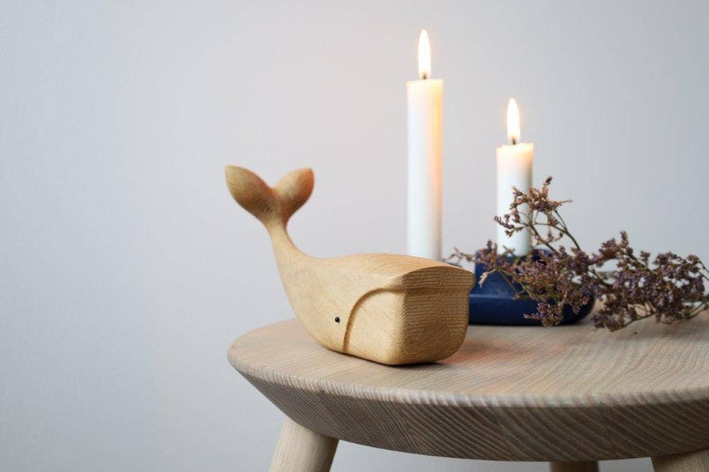 Hval træfigur i birketræ placeret på bord i hjemmet