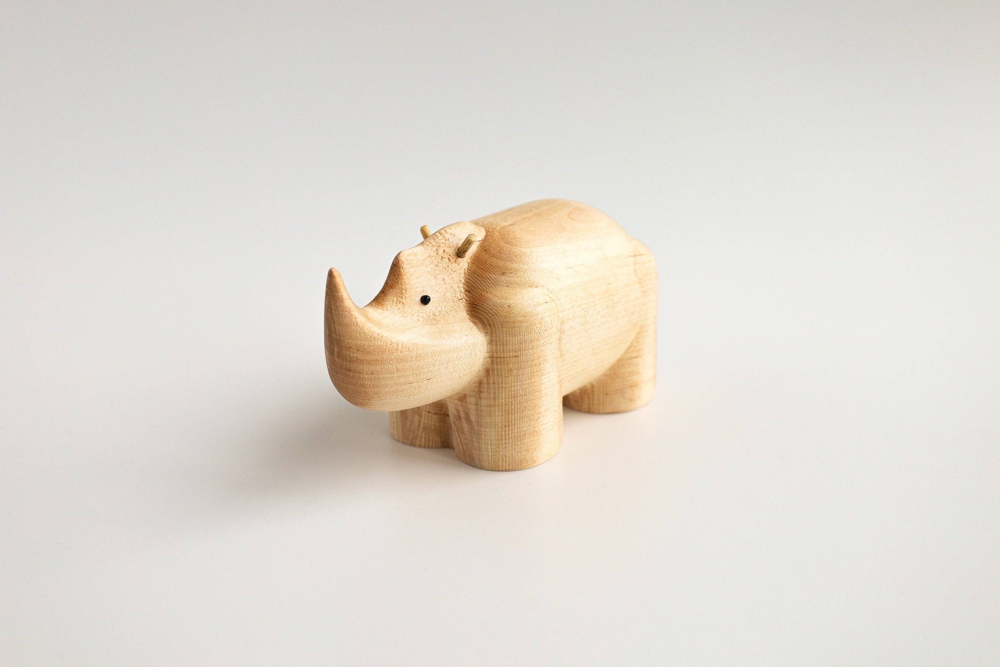 Næsehornet - Træfigur i birk | Birch by Adero Home - Adero Home
