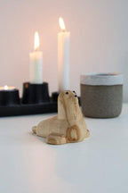 Lille sæl træfigur i birketræ brugt som dekoration i hjemmet