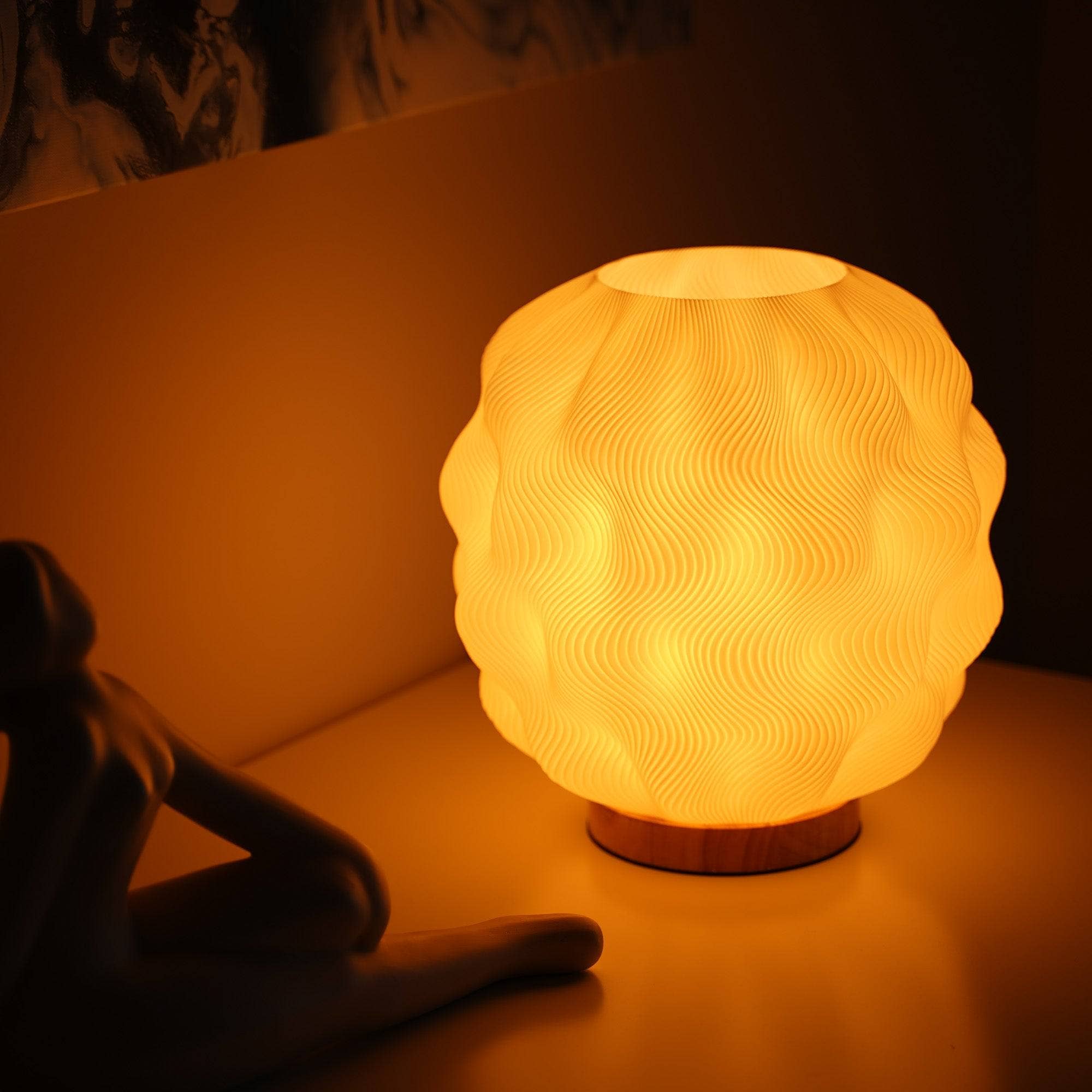 Lyra - Dæmpbar bordlampe med skulpturelt design - Adero Home