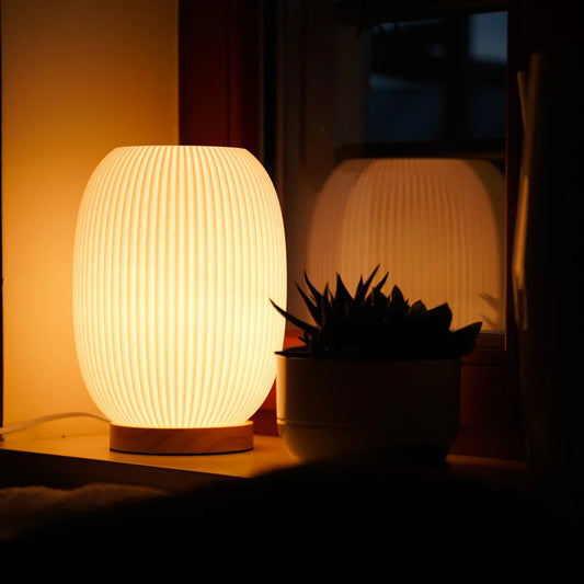Mira - Dæmpbar bordlampe med rillet design - Adero Home