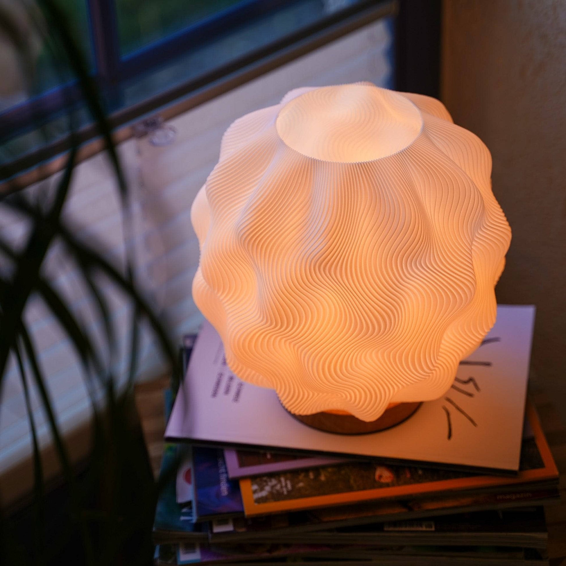 Lyra - Dæmpbar bordlampe med skulpturelt design - Adero Home