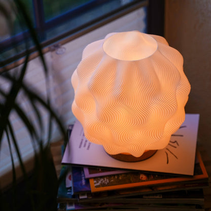 Lyra - Dæmpbar bordlampe med skulpturelt design - Adero Home