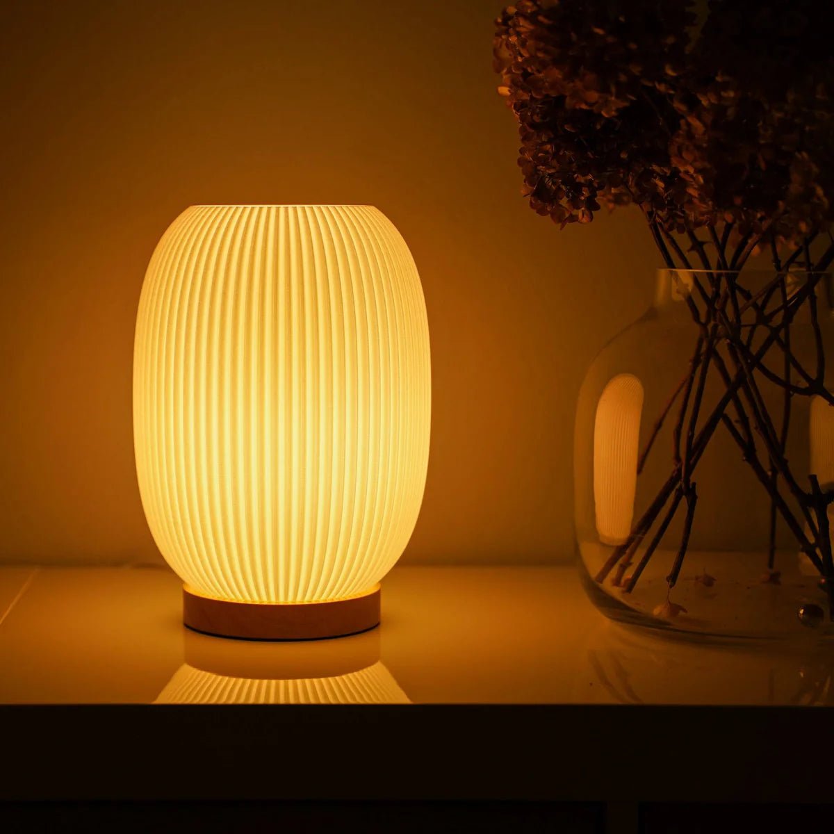 Mira - Dæmpbar bordlampe med rillet design - Adero Home