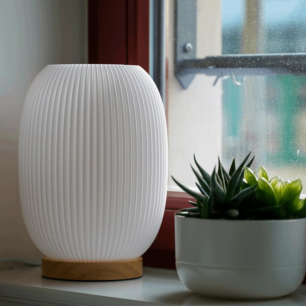 Mira 3D-printet bordlampe i bioplast med dæmpbar LED og egetræsfod