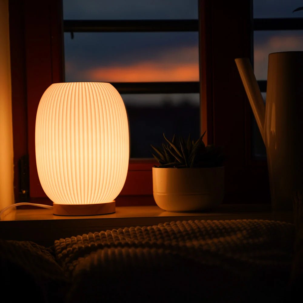 Mira - Dæmpbar bordlampe med rillet design - Adero Home