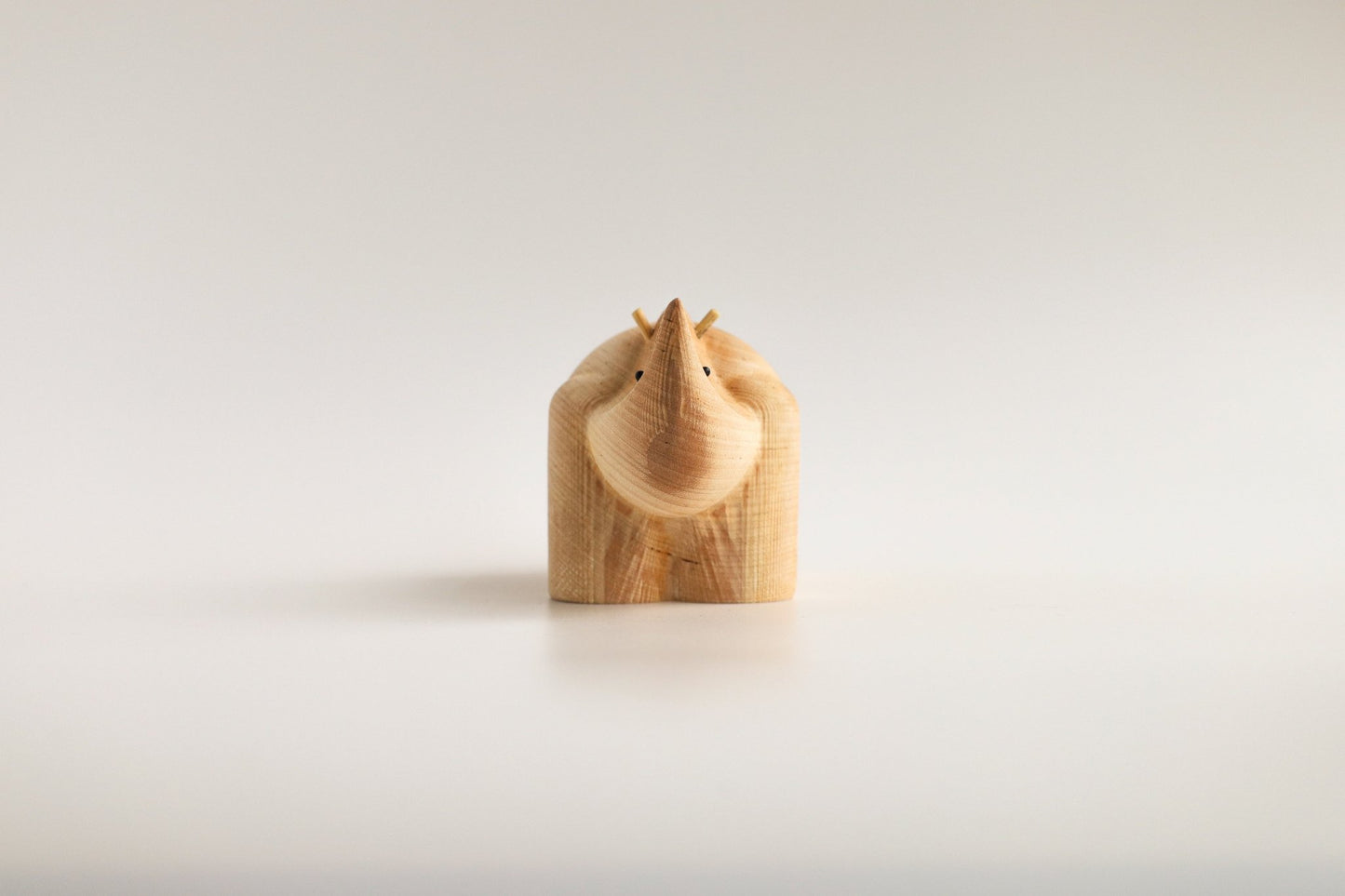 Næsehornet - Træfigur i birk | Birch by Adero Home - Adero Home