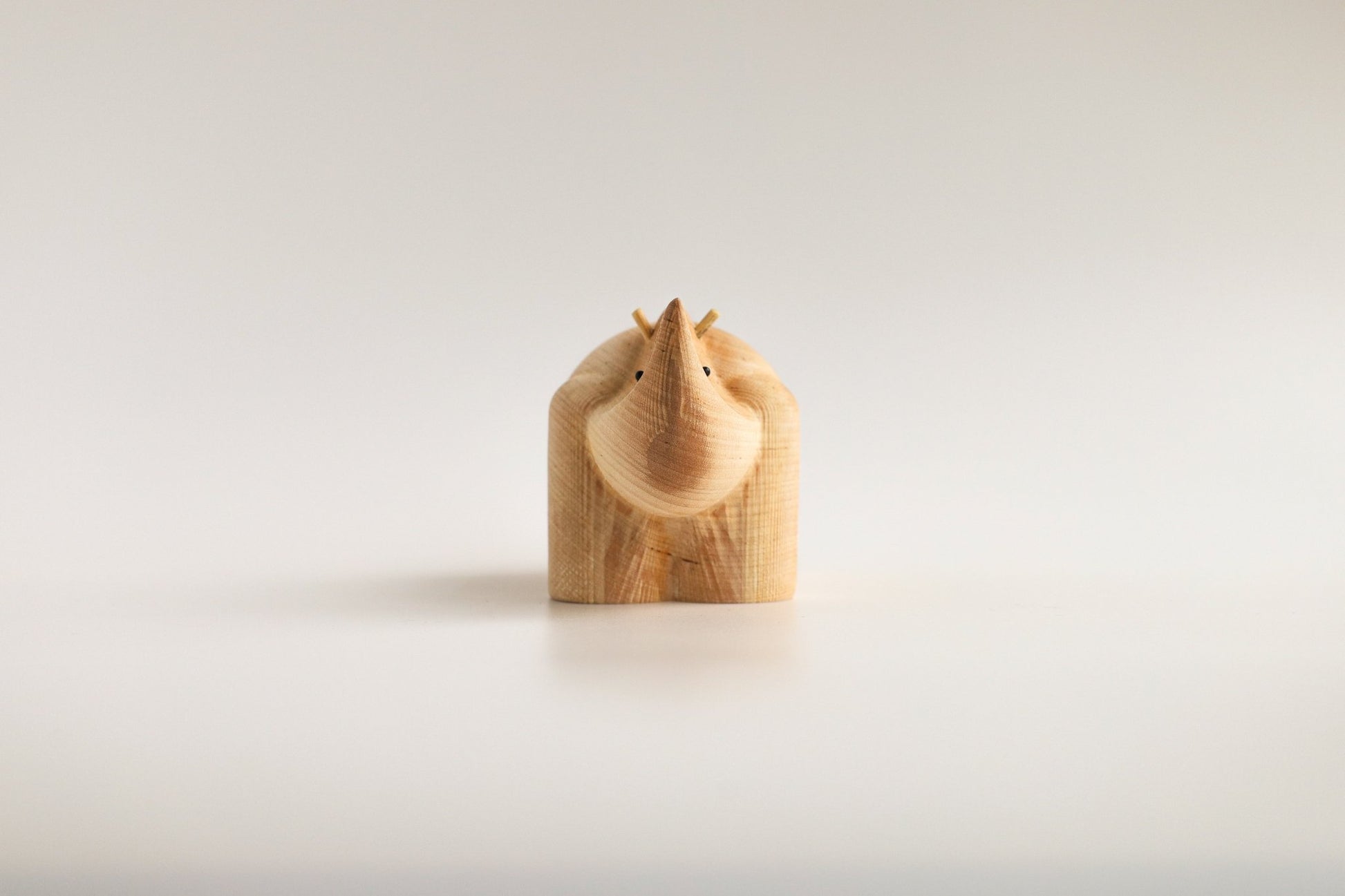 Næsehornet - Træfigur i birk | Birch by Adero Home - Adero Home