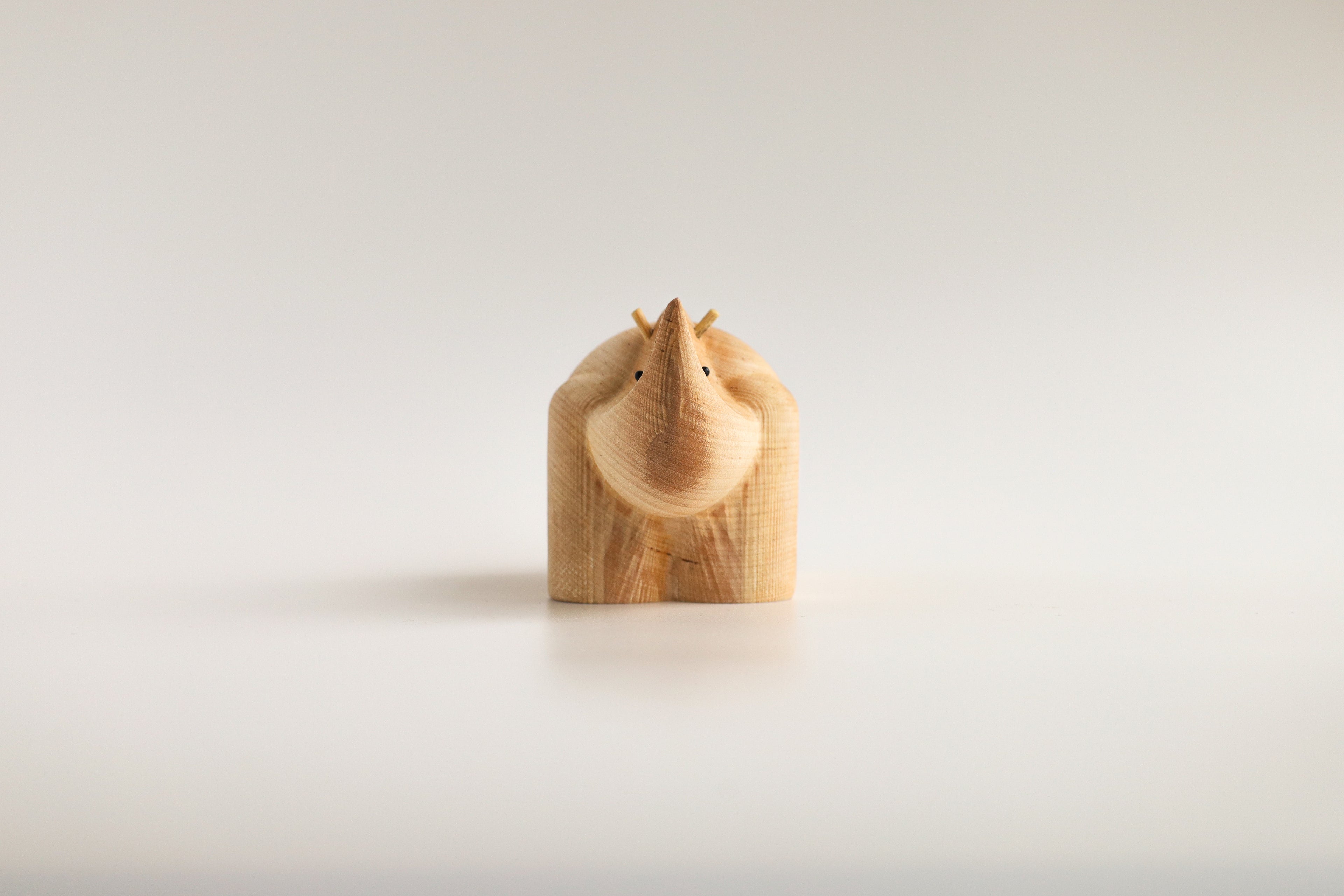 Næsehornet - Træfigur i birk | Birch by Adero Home