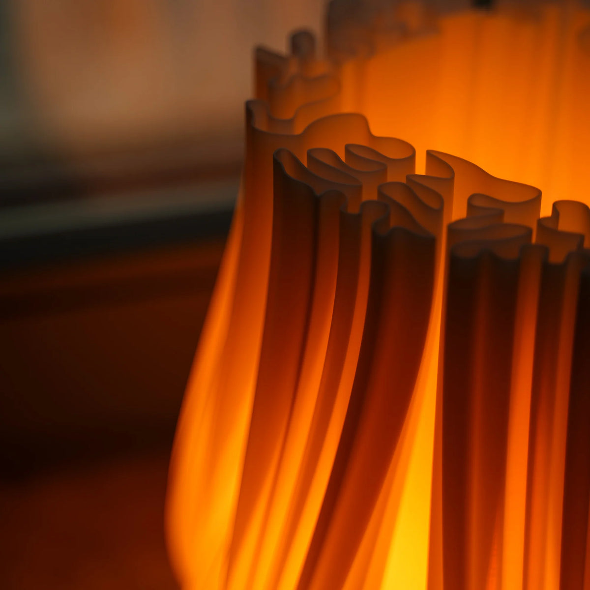 Elara - Dæmpbar bordlampe med organisk design