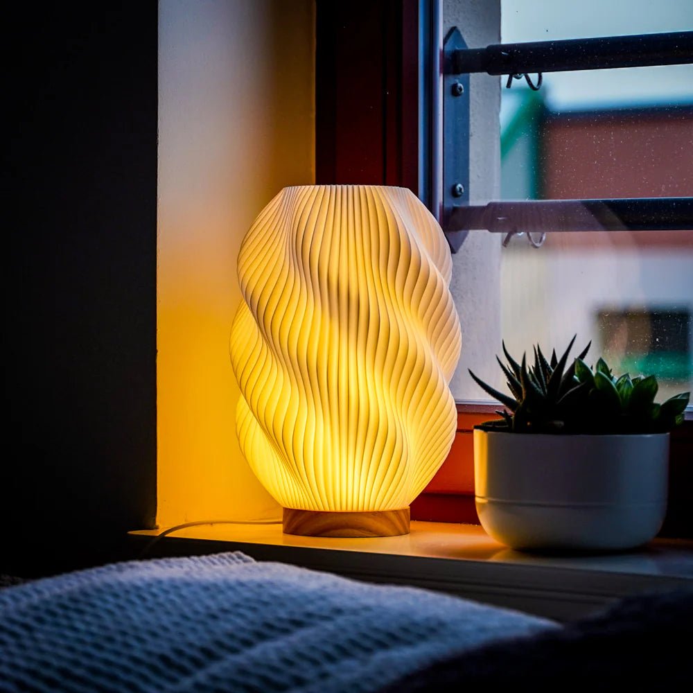 Vega - Dæmpbar bordlampe med organisk design - Adero Home