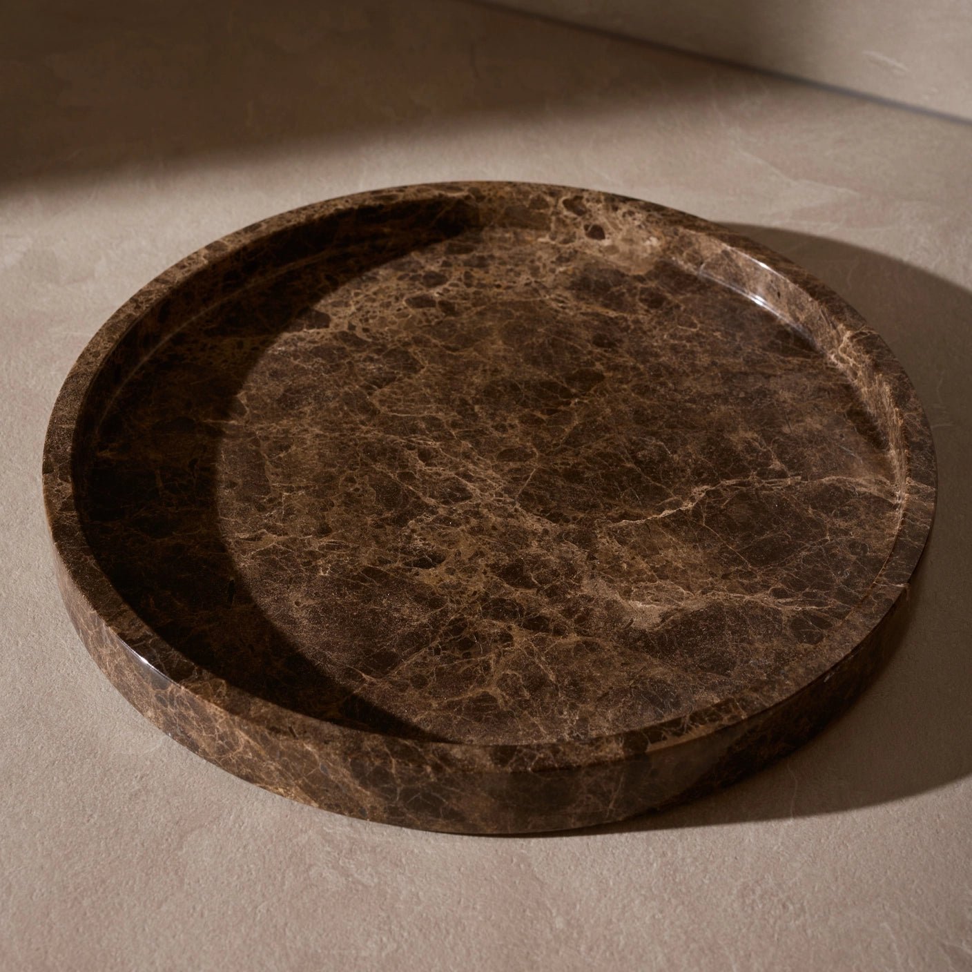 Rund marmor bakke med kant Ø30 cm - Adero Home - Brun