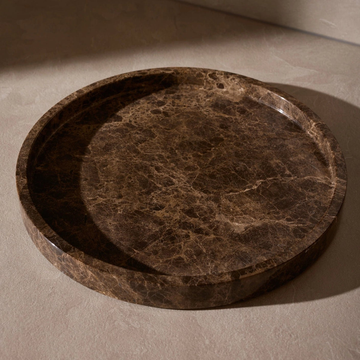 Rund marmor bakke med kant Ø30 cm - Adero Home - Brun