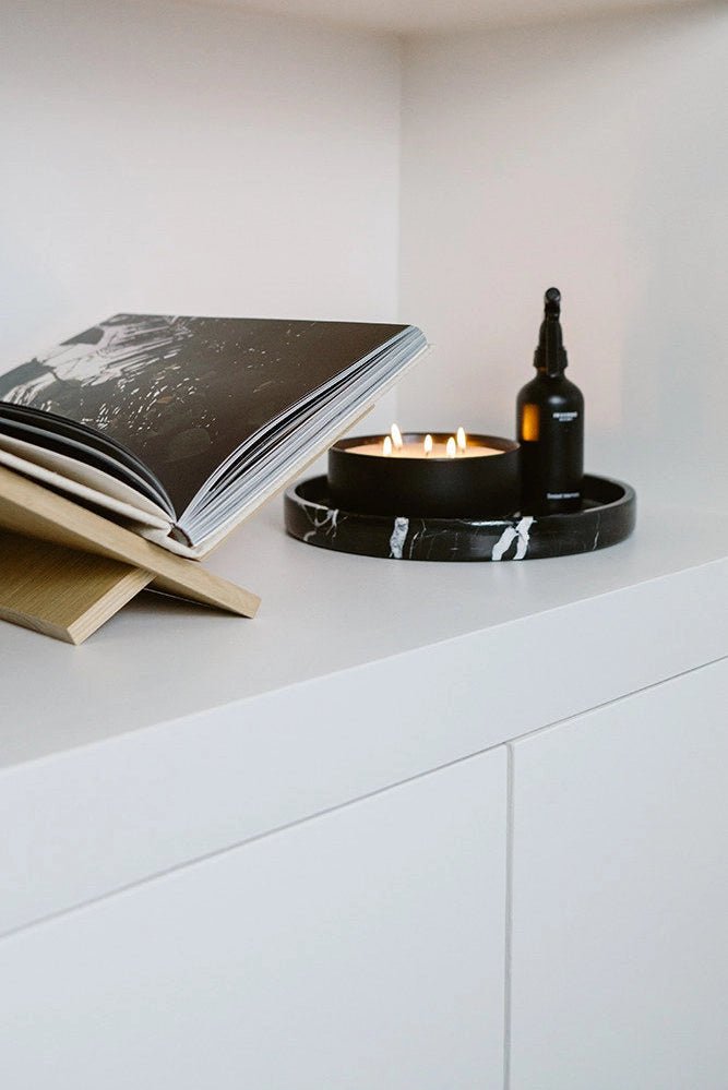 Rund marmor bakke med kant Ø30 cm - Adero Home - Sort