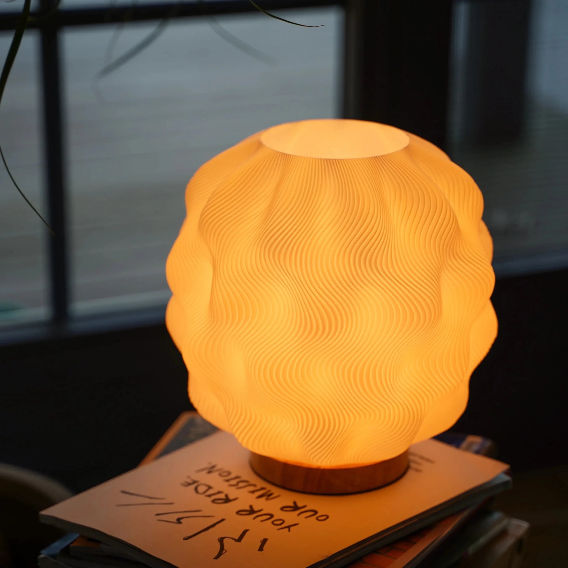 Lyra - Dæmpbar bordlampe med skulpturelt design - Adero Home